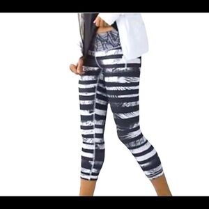 Lululemon cropped black and white leggings size 4